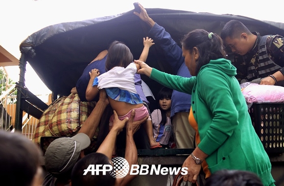 필리핀 태풍 피해…트럭 올라 피난가는 아이