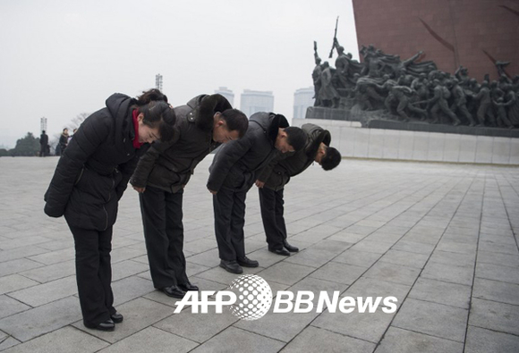 북한의 새해는 90도 인사로 시작