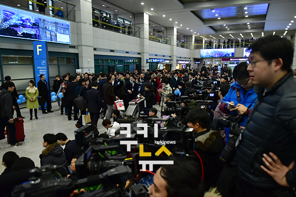 '반기문 전 총장 입국' 취재진들로 북적이는 인천공항