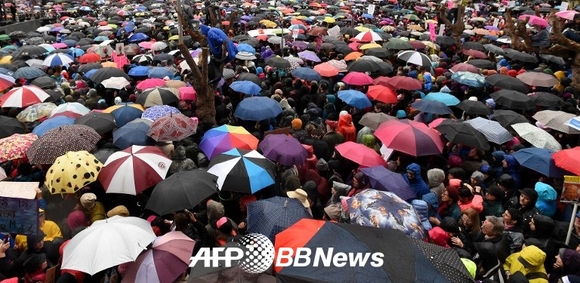 우산 쓴 시위대 