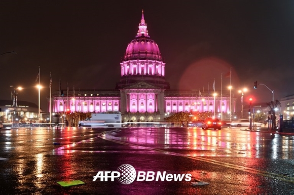 분홍빛으로 물든 샌프란시스코 시청