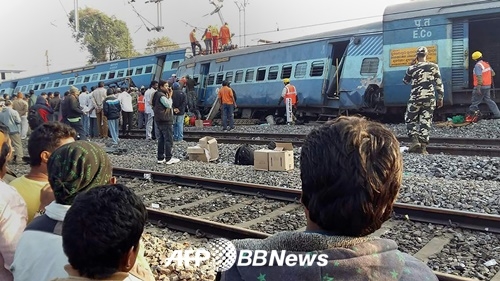 인도 동부지역 고속열차 탈선 100여 명 부상