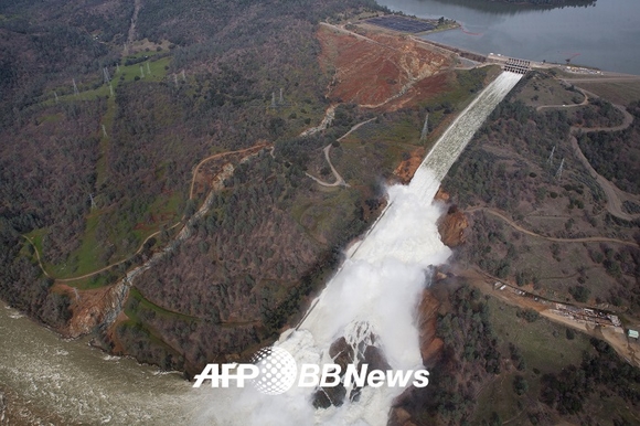 美 캘리포니아 댐 배수로 축구 경기장 크기 파손…20만명 긴급대피령