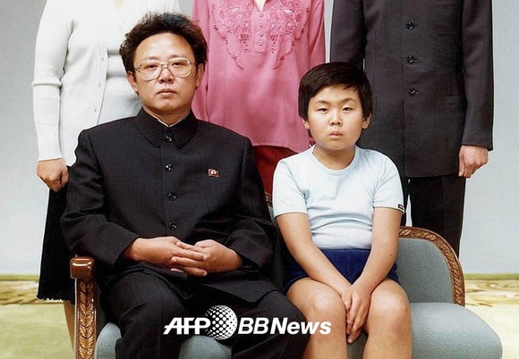 공개됐던 김정일, 김정남이 함께 찍은 가족사진
