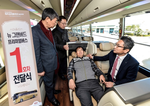 기아차, '그랜버드 프리미엄버스’  1호차 전달식 개최
