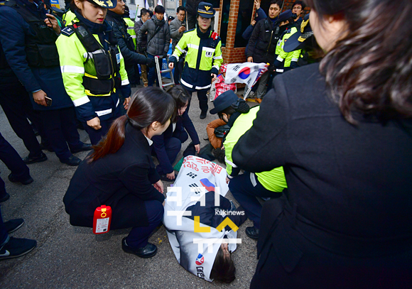 박근혜 전 대통령 사저 앞, 경찰에 연행되는 지지자들