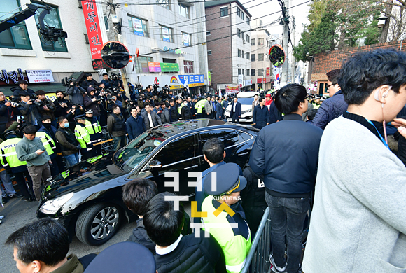 삼성동 자택 빠져나가는 박근혜 전 대통령 차량