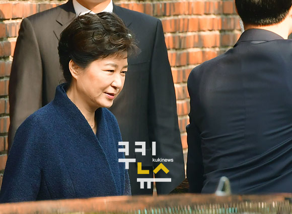 박근혜, 점심 ‘김밥·샌드위치·초밥’ 도시락…조사 1시10분부터 재개