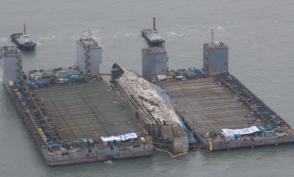 세월호, 반잠수식 선박 선적 완료… 미수습자 9명, 다음 달 4일 또는 5일 이후 수습