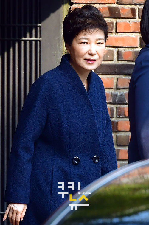 ‘박근혜 구속’에 정치권 “사필귀정”…김진태 “눈물로 지새우는 여인에 사약”