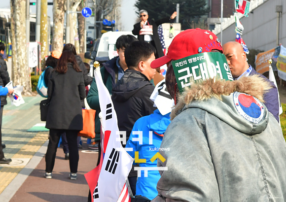 박 전 대통령 지지자들 '군대여 일어나라'