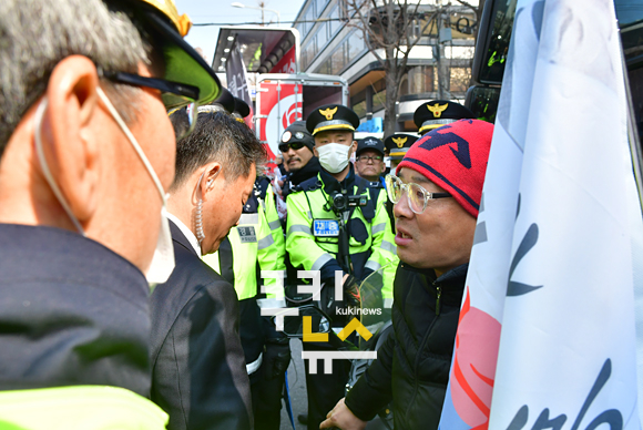 경찰과 대치하는 박 전 대통령 지지자