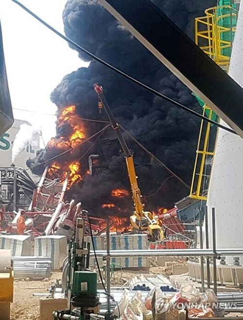 울산 에쓰오일 공장서 폭발 동반 화재 발생…2명 부상
