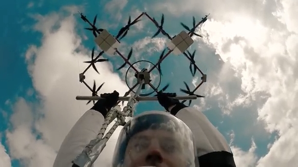 [쿠키영상] 대형 드론에 매달려 300m 상공에서 스카이다이빙한 남자…“구조와 탐색 작업에도 유용”