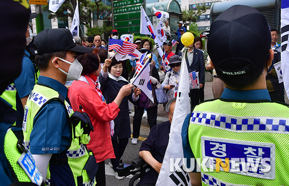박 전 대통령 첫 재판,  지지자 150명 법원 앞 집결