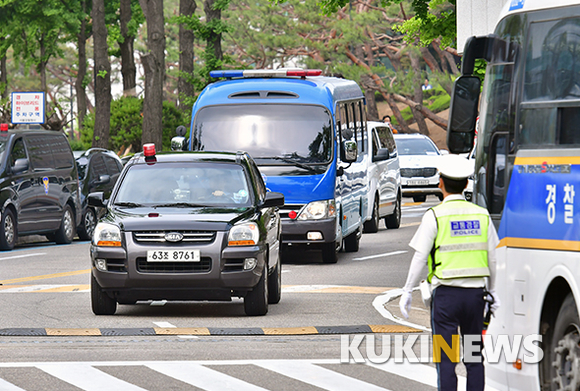 박근혜 전 대통령이 탑승한 호송차량, 법원 도착