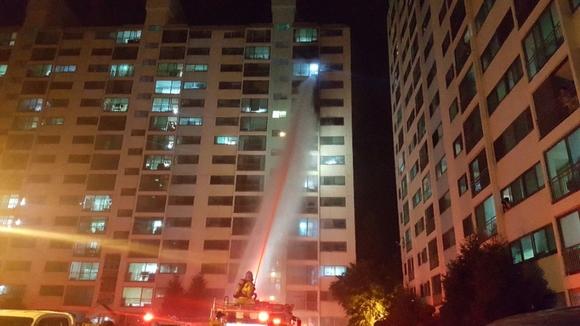 밀양 아파트 10층서 불…주민 수십 명 대피