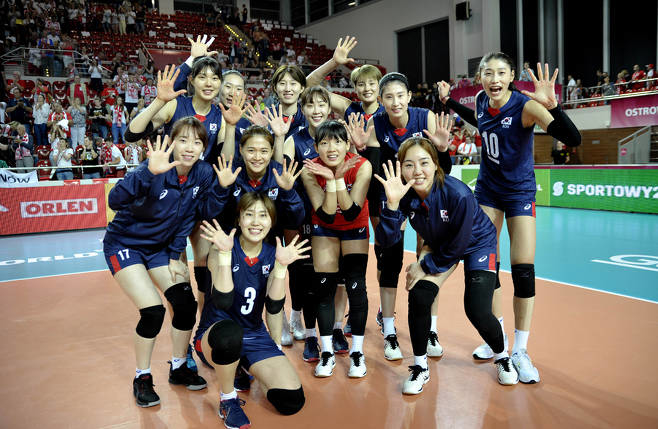 한국 여자배구, 우승후보 폴란드 꺾고 2그룹 선두 질주