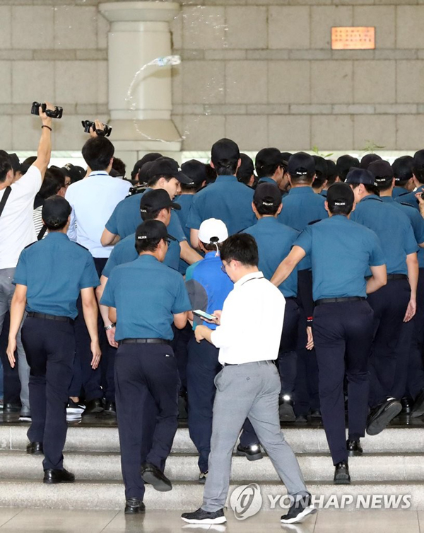 [순간 포착] 박영수 특검에게 생수병 던지는 박 전 대통령 지지자들