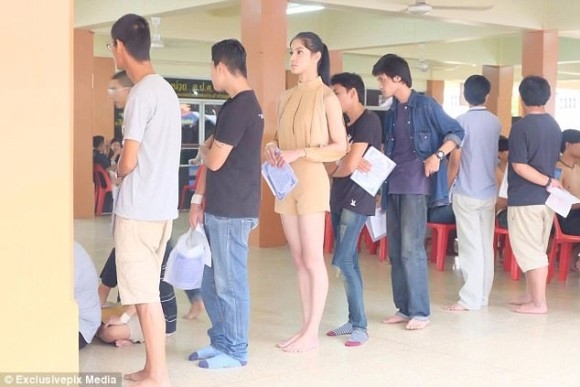 태국 징병검사장에 나타난 아리따운 여성의 정체... 트랜스젠더도 군대 갈까?