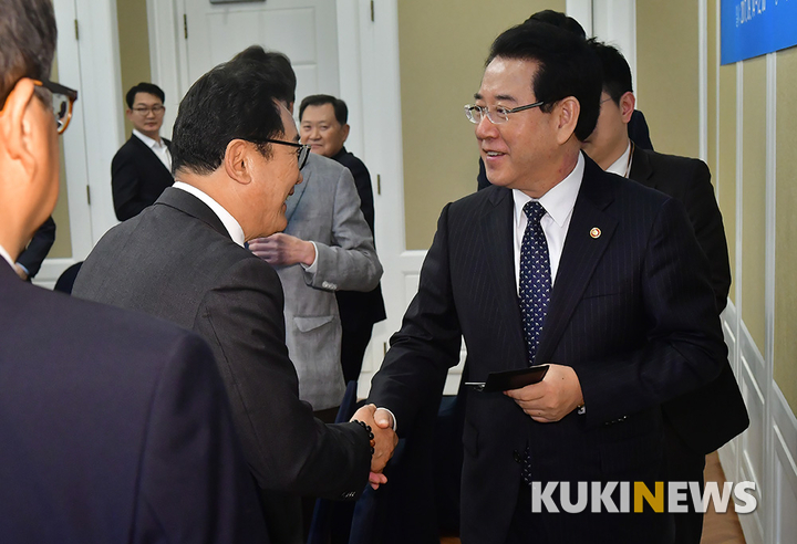 '국정운영고위과정' 참석자들과 인사하는 김영록 장관