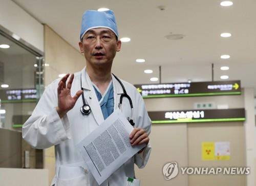 귀순한 북한군 병사 수술 중 기생충 수십 마리 발견