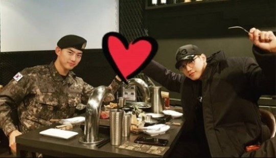 2PM 준케이, 군 복무 중인 옥택연 모습 공개 “우리 택연이 첫 외박”