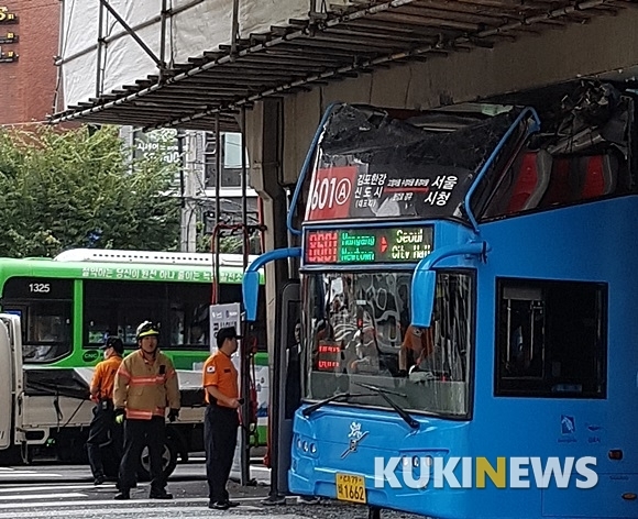 서울 당산동 고가도로서 2층 버스 충돌