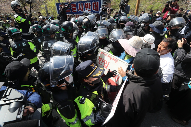사드 반대 단체, 경찰과 충돌