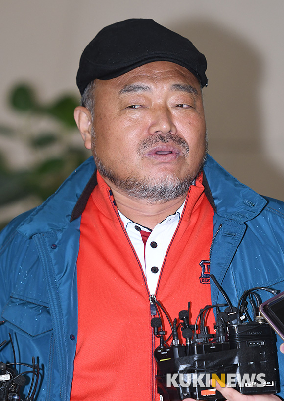 김흥국, 피의자 신분으로 경찰 출석 ‘상해 혐의’