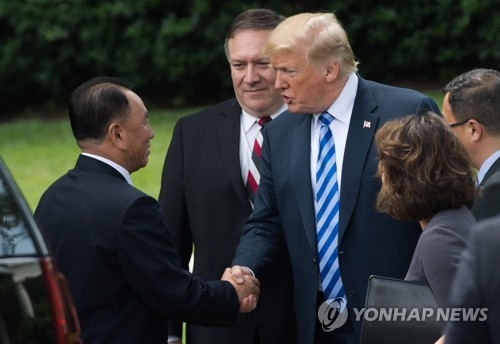트럼프 “12일 김정은 만나겠다” 북미정상회담 때 비핵화·종전선언 준비끝