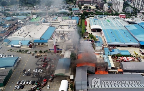 광주 식료품 공장 화재…직원 2명 연기 흡입