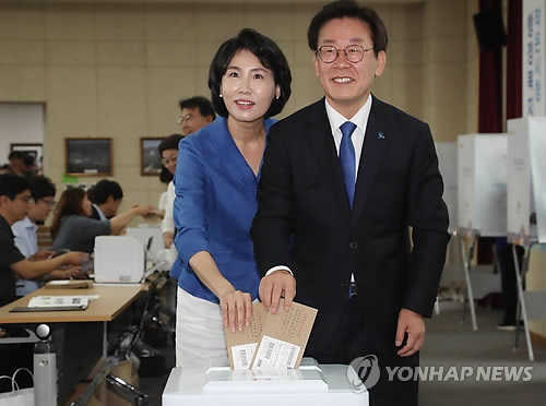 이재명·김혜경 부부, 사전투표 참여 “제 옆엔 아내 있어” 스캔들 일축
