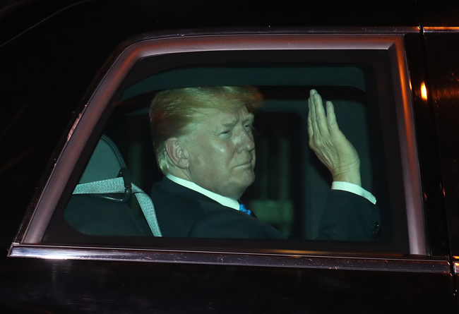 손 흔드는 트럼프 미국 대통령