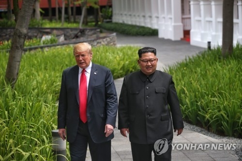 [북미정상회담] 트럼프·김정은, 카펠라호텔 산책 “환상적인 회담…기대 이상으로 좋았다”