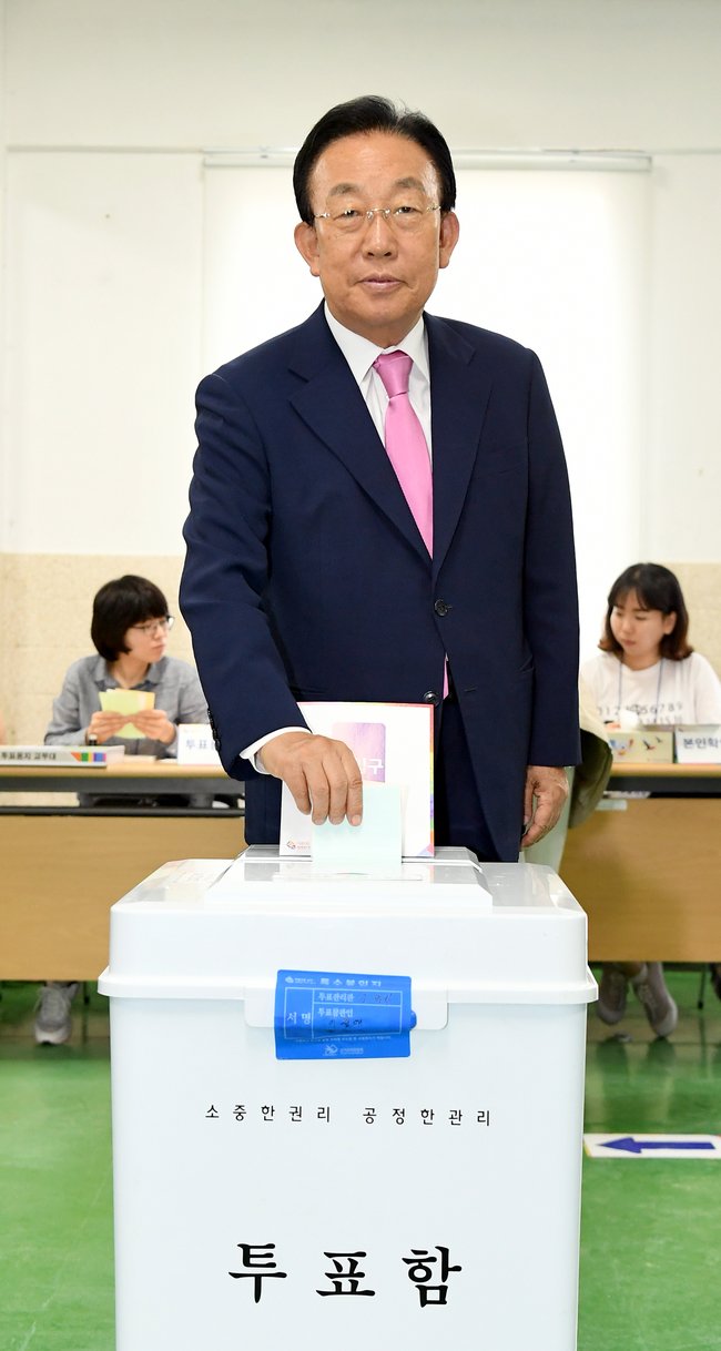 투표하는 김관용 경북도지사