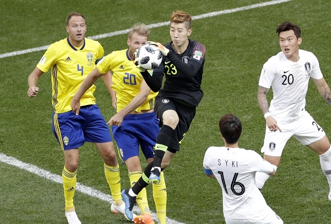 ‘페널티킥 실점’ 한국, 스웨덴 1차전 0-1 분패