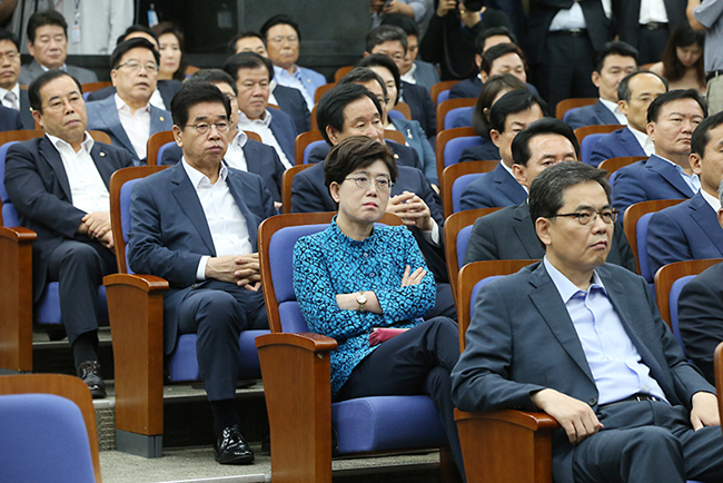 한국당 ‘의총’서 계파충돌… 친박 “선거 패배 책임져야” 비박 “해도 너무해”
