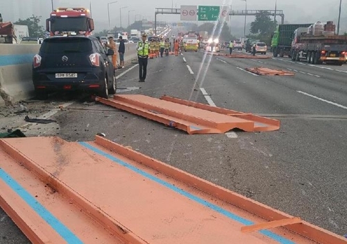 서울 외곽순환 화물차 사고로 철판 와르르…차량 9대 파손