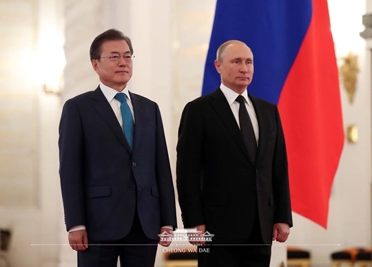 文 대통령, 푸틴 대통령 만남… 공식 환영식 개최