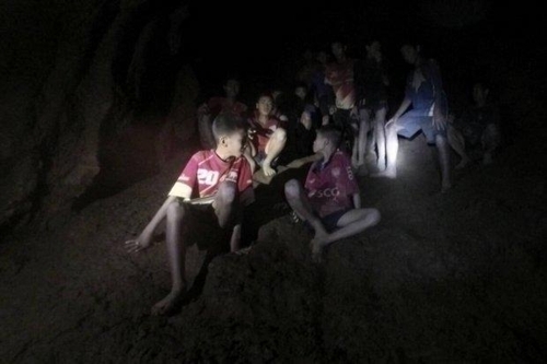 태국 동굴 소년·코치 전원 구조…“기적 같은 생환에 현지는 열광 중”