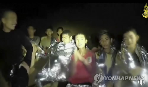 태국 동굴 소년들, 가족과 첫 통화 “구조돼 기뻐요…집 가고 싶어”