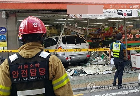 서울 광진구서 70대 운전자, 마트 들이받아…2명 사망