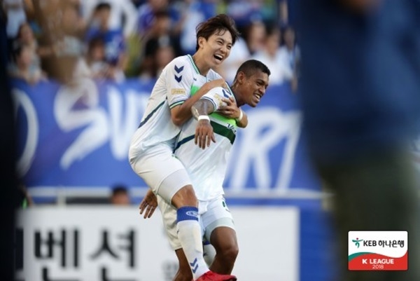 [K리그1] ‘로페즈 멀티골’ 전북, 수원 꺾고 선두 굳히기… 승점 13점차