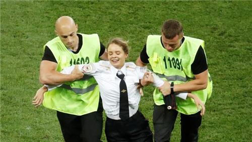 월드컵 결승전 난입한 푸시 라이엇, 15일간 구류 처분