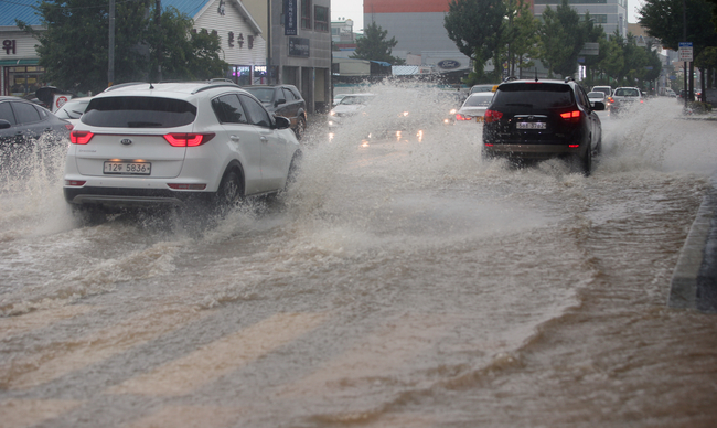 '동해안은 폭우, 수도권은 폭염'