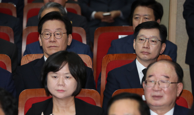 이슈메이커 이재명·김경수, 김대중 전 대통령 추도식 나란히 참석