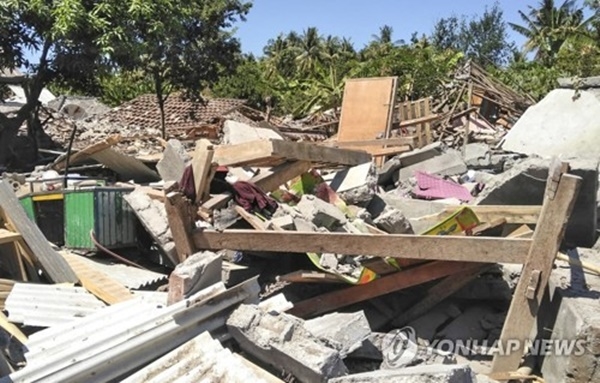 인니 롬복섬, 규모 6 이상 강진 잇달아 발생…최소 10명 사망