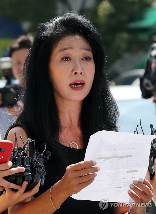 김부선, 경찰 출두 “이재명, 법정에 세울 것”