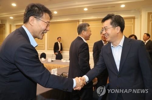 김동연·장하성, 정례회동…경제 정책 갈등설 봉합나선다